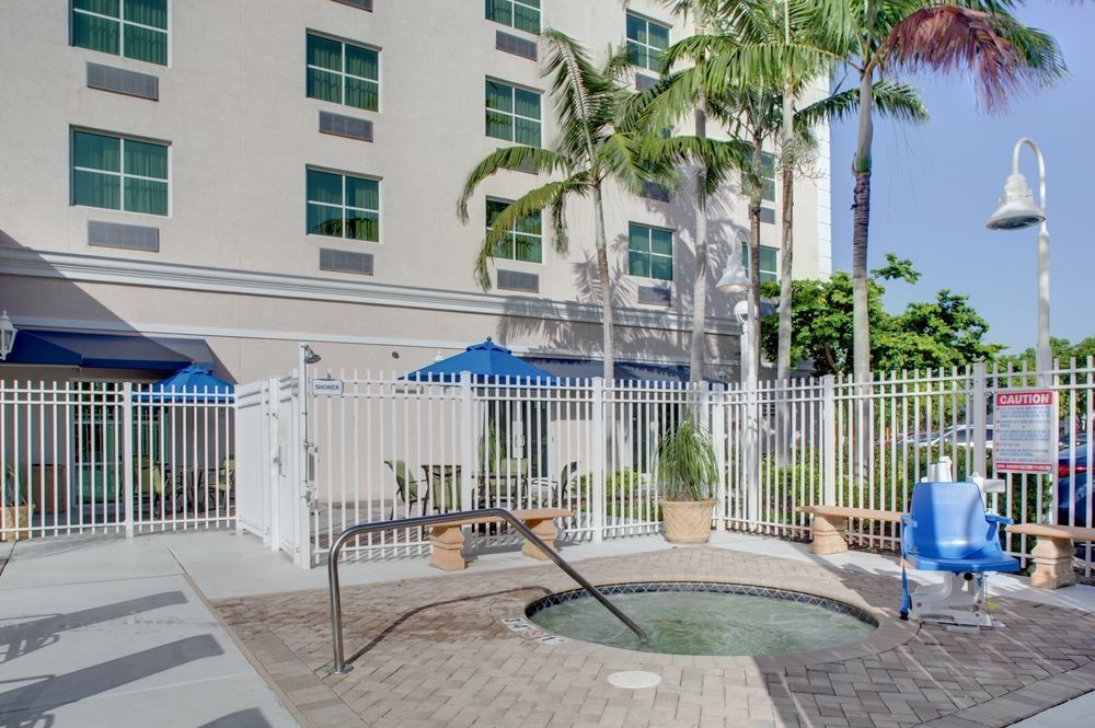 Holiday Inn Express & Suites Miami Kendall By Ihg Country Walk Exterior foto